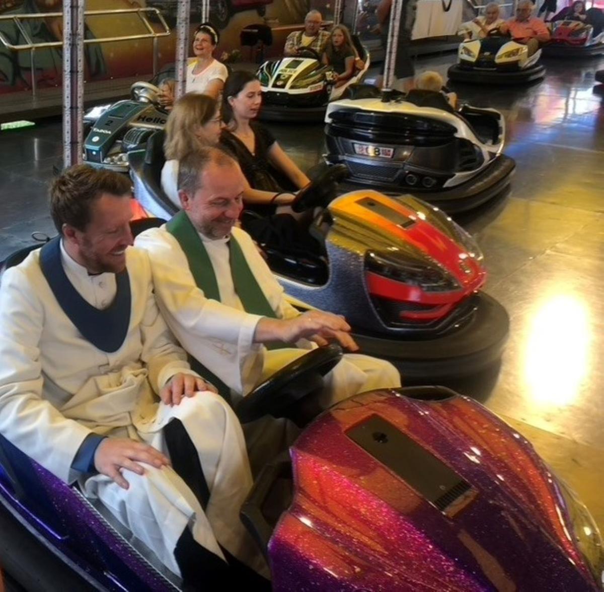 Pfarrer Klaus Zebe (l.) und Martin Krautwurst im Autoscooter (© Kirchengemeinde Rudolstadt) | Foto: Kirchengemeinde Rudolstadt Pfarrer Klaus Zebe (l.) und Martin Krautwurst im Autoscooter (© Kirchengemeinde Rudolstadt) | Foto: Kirchengemeinde Rudolstadt