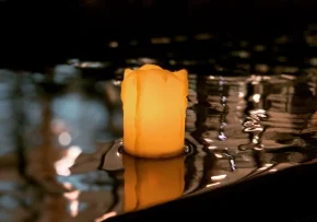 Kerzen auf Wasser  | Foto: Foto: Kristin Daum
