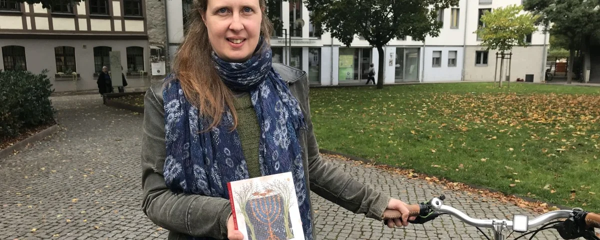 Anne Bezzel mit ihrem Roman Wenn ich Dich je vergesse .... (Foto Angelika Reiser-Fischer)
