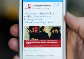 Smartphone Luther | Foto: Foto: epd bild/ Hanno Gutmann