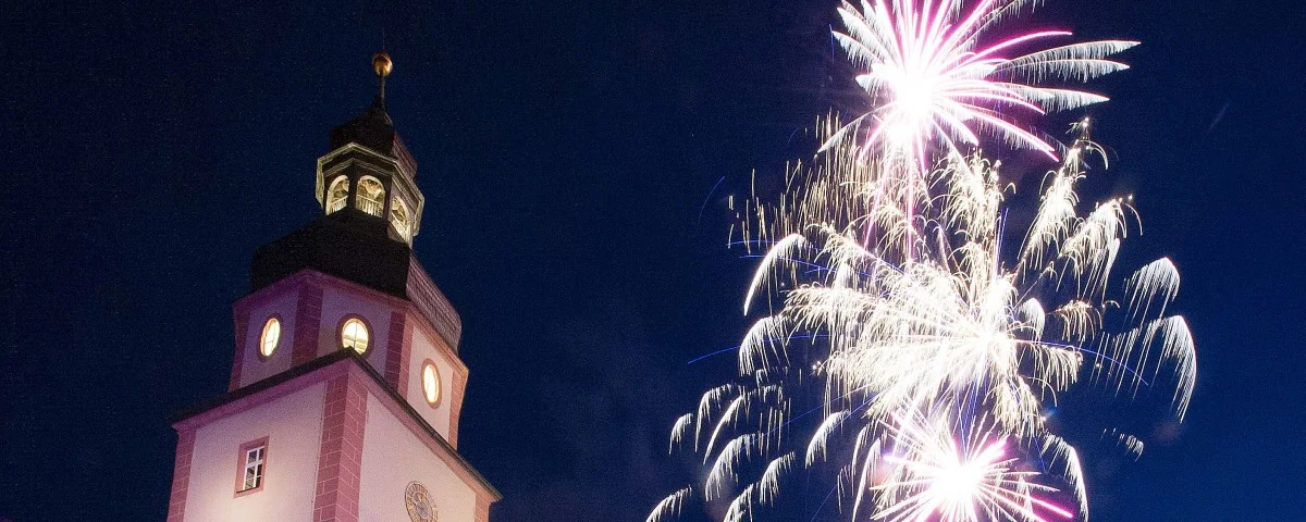 Feuerwerk mit Kirche (epd Bild Gustavo Alabiso)