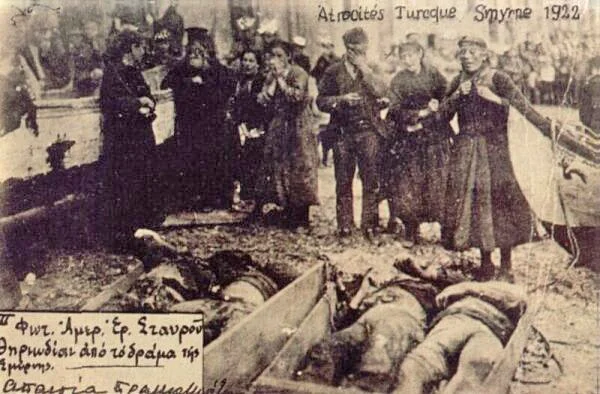 Griechische Opfer und trauernde Angehörige (Wikipedia)