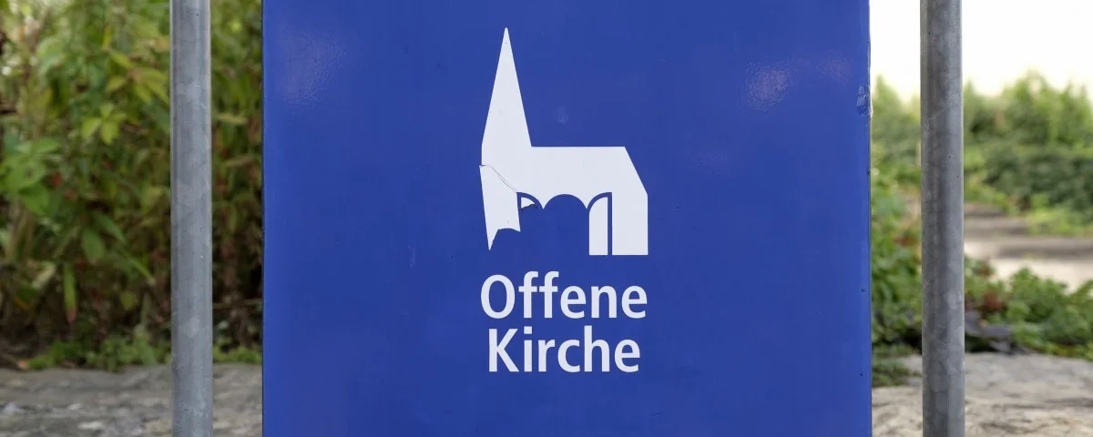 Offene Kirche Schild (epd-Bild Norbert Neetz)