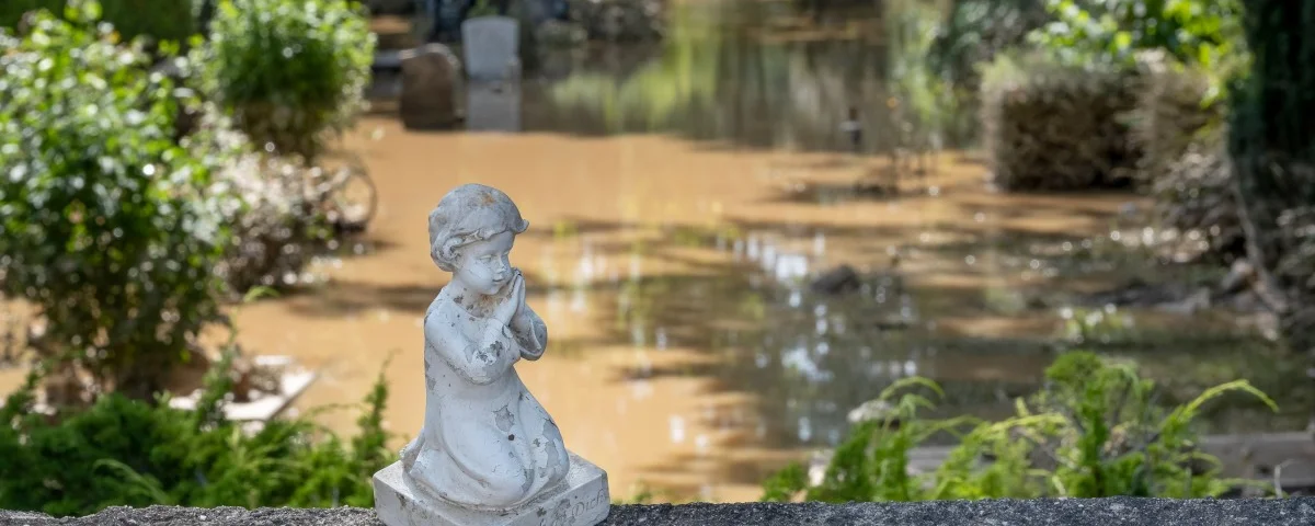 Hochwasser Friedhof Engel