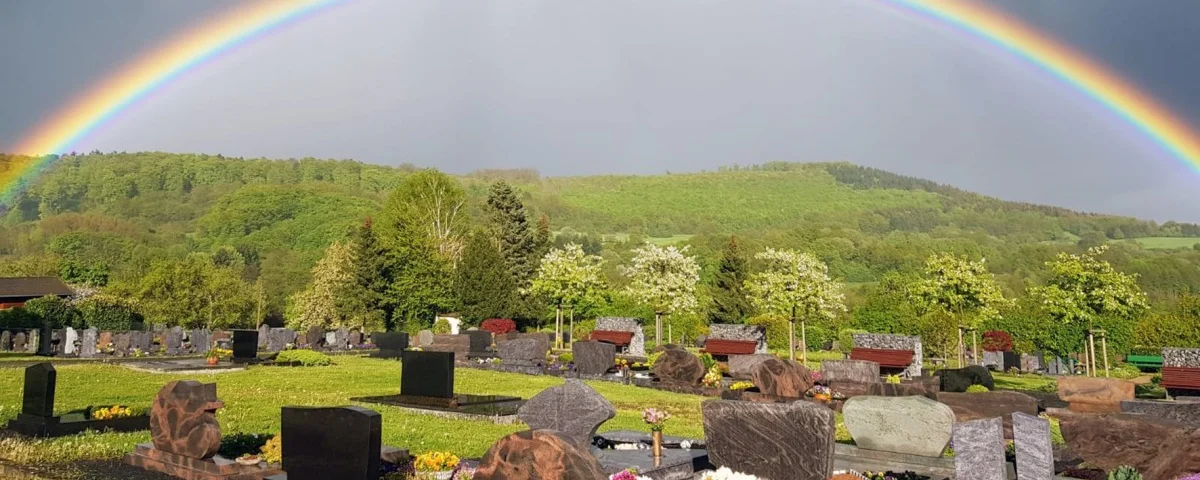 Regenbogen über Friedhof