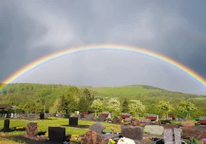 Regenbogen über Friedhof | Foto: Foto: Wilfried Kehr/ Fundus