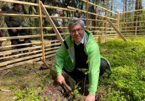 Landesbischof Friedrich Kramer pflanzt einen Baum im Kirchenwald Zeutsch (Susann Wilke)