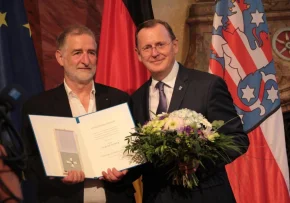 Verdienstorden für Ulrich Töpfer mit MP | Foto: Foto: Thüringer Staatskanzlei