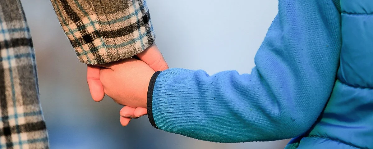 Kindern die Hand halten