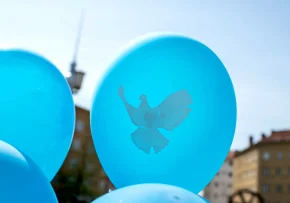 Ballon mit Friedenstaube | Foto: Foto: epd bild/ Christian Ditsch