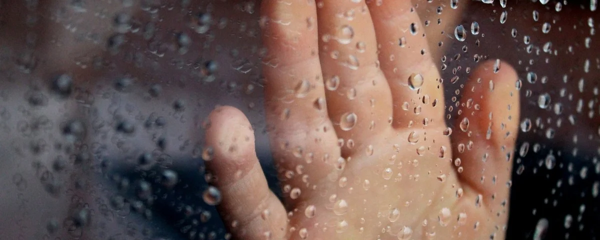 Kinderhand Fenster Regen