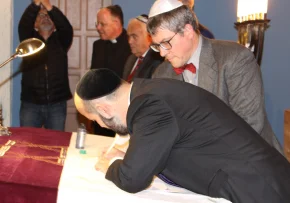 Tora-Rolle Rabbi Yaacobov und Bischof Kramer  | Foto: Foto: Blanka Weber