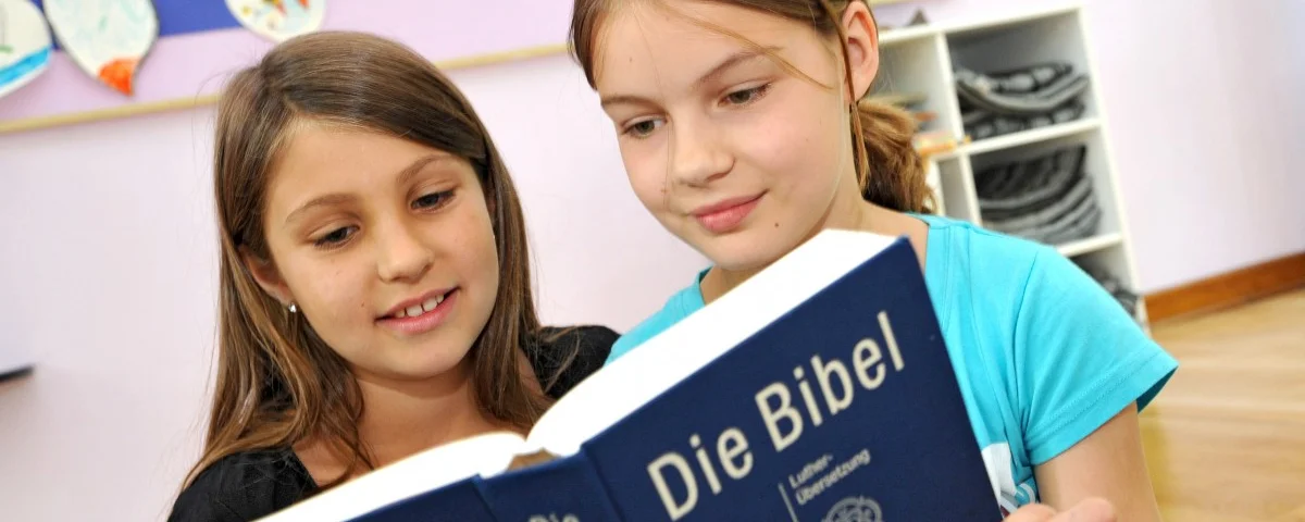 Mädchen mit Bibel epd bild Jens Schulze