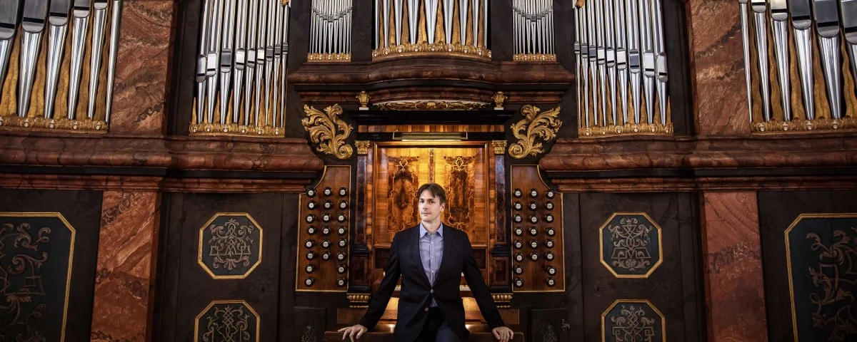 Philipp Christ an der Orgel der Suhler Kreuzkirche (Marie Liebig)