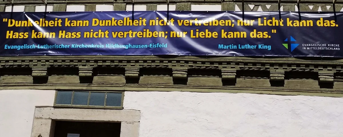 Banner am Pfarrhaus Themar Ausschnitt (Ulrike Polster)