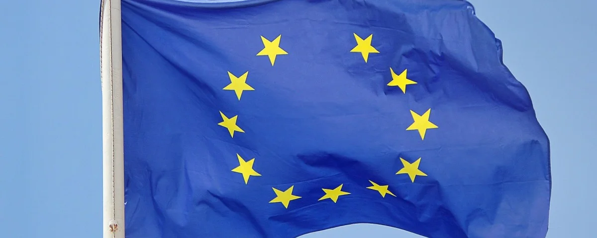 Europa-Flagge mit fallendem Stern 