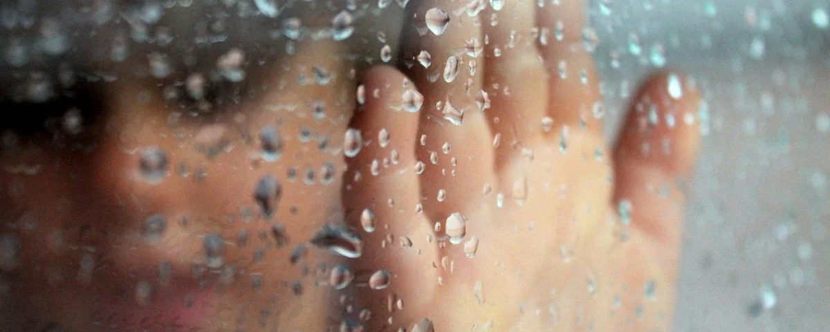 Kind Fenster Regen