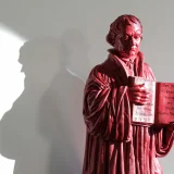 Luther-Figur von Ottmar Hoerl (epd-Bild Norbert Neetz)  epd-Bild Norbert Neetz