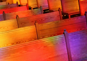 Farbenspiel Kirchenbänke | Foto: Foto: pixabay