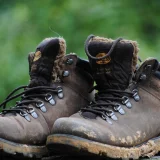 Schmutzige Wanderschuhe Festes Schuhwerk ist wichtig zum Pilgern. Foto: Fundus/EKHN/Matern