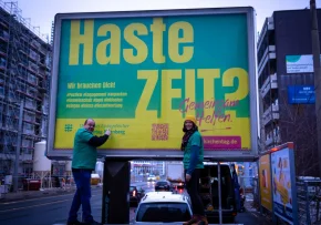 "Haste Zeit?" Plakatkampagne Helfen | Foto: (c) DEKT, Jan Lurweg