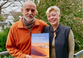 Marion Wehner und Jürgen Lauer mit ihrem Welt-Reise-Abenteuer-Buch (Privat)