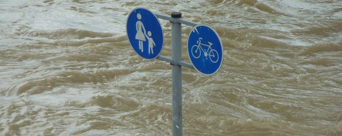 Hochwasser Verkehrsschilder