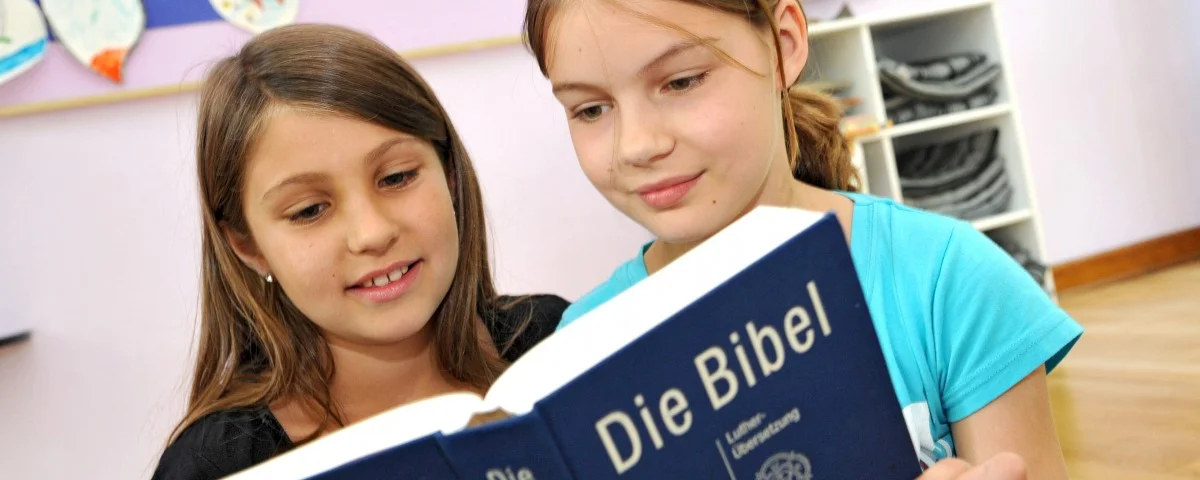 Mädchen mit Bibel epd bild Jens Schulze