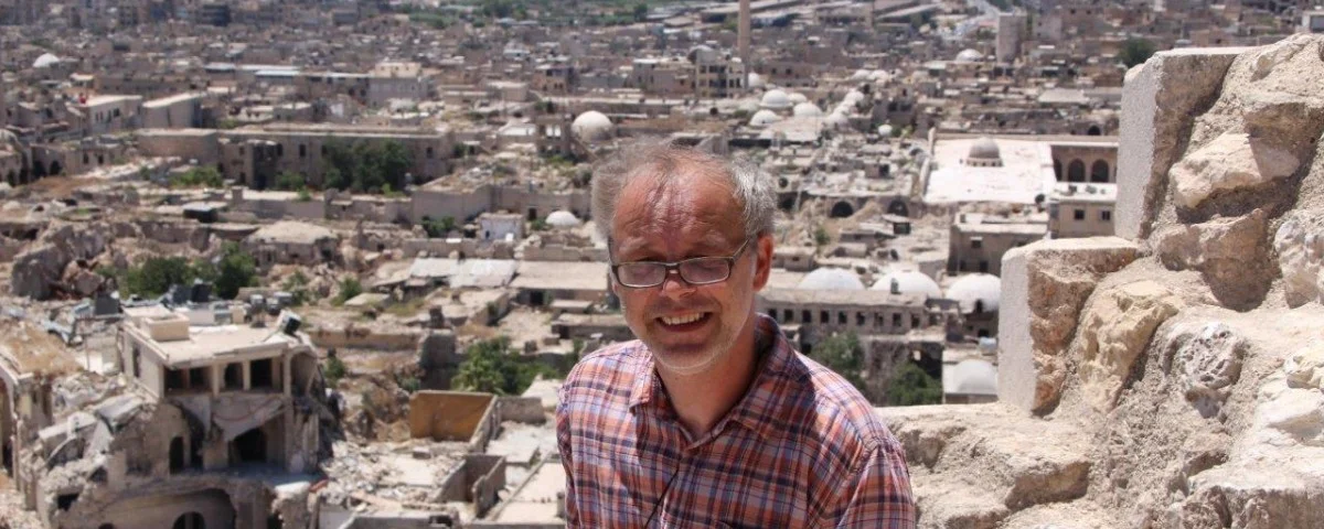 Christian Kurzke vor der Stadt Aleppo