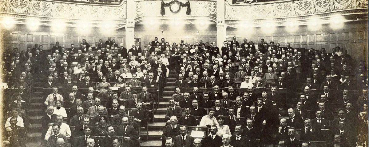 Abgeordnete der Nationalversammlung im Sitzungssaal (DNT) 1919 (Stadtmuseum Weimar)