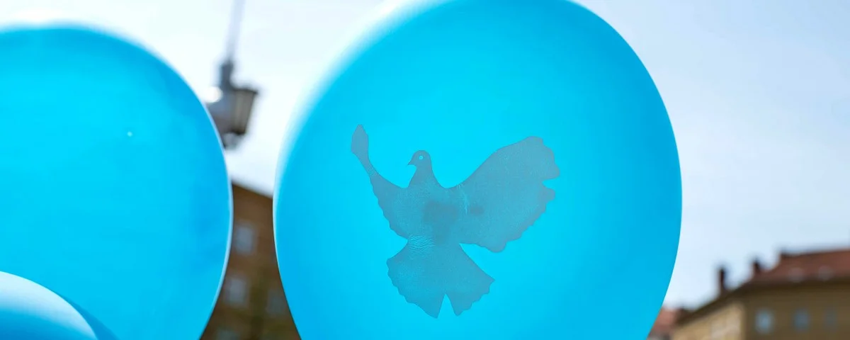 Ballon mit Friedenstaube (epd-Bild Christian Ditsch)