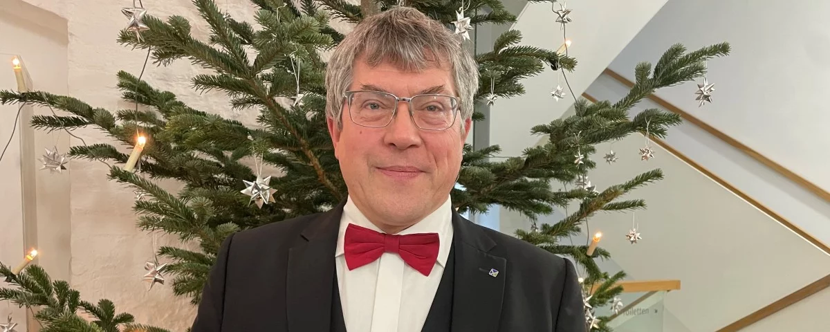 Landesbischof Friedrich Kramer vor Weihnachtsbaum (EKM)