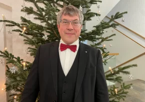 Landesbischof Friedrich Kramer vor Weihnachtsbaum (EKM) | Foto: EKM
