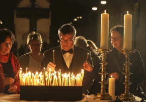 Bischof Kramer beim Gedenkgottesdienst in Halle | Foto: Steffen Schellhorn (epd-Bild)