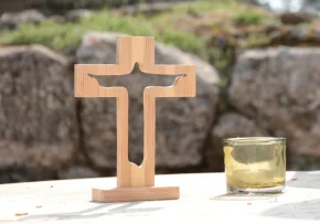 Schlichter Altar Kreuz Kerze draußen | Foto: Foto: pixabay