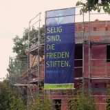 Banner am Baustelle Dreiklang-Haus  Foto: Familienkommunität Siloah