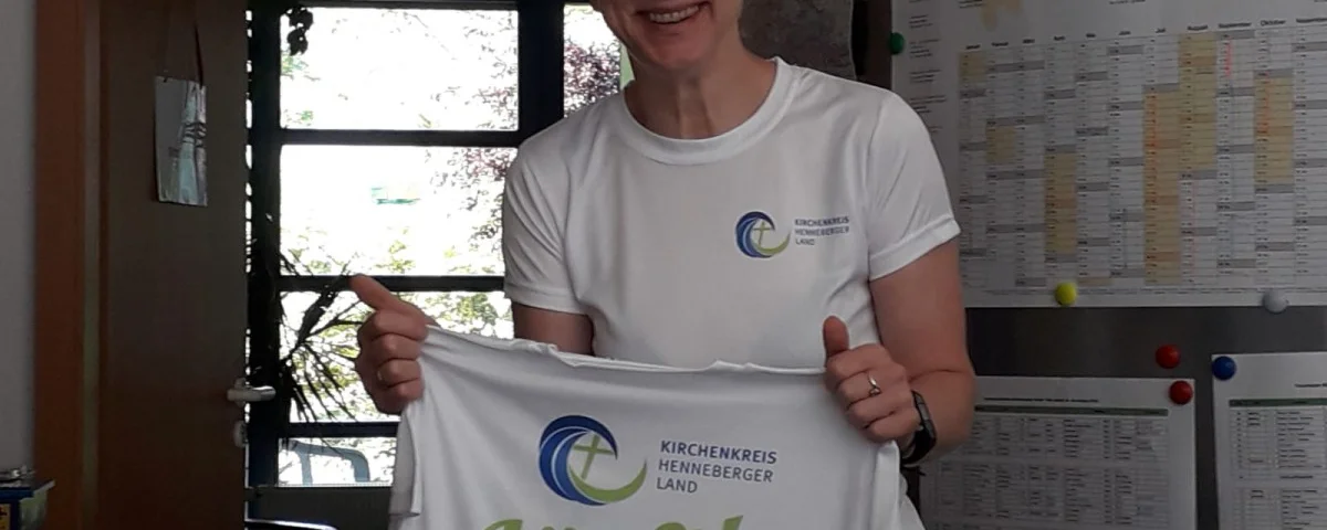 Teamleiterin Almuth Ehrhardt mit dem Läufer-T-Shirt (Kirchenkreis Henneberger Land)