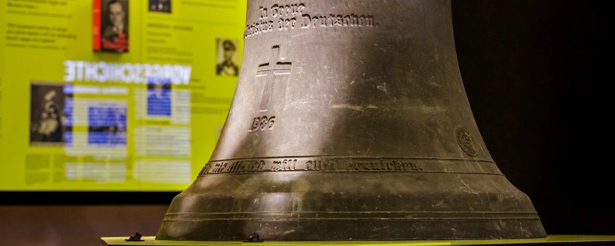 NS-Glocke aus der Bergkirche in Tambach-Dietharz, ausgestellt in der Sonderausstellung zum „Entjudungsinstitut“ im Lutherhaus Eisenach. (Sascha Willms Stiftung Lutherhaus Eisenach)