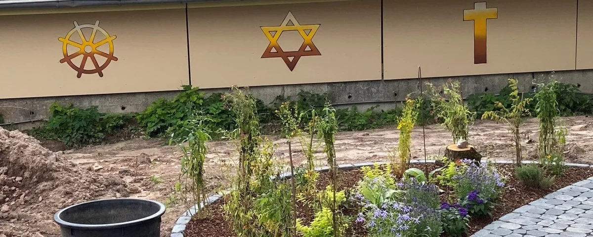 Christlicher Teil  im Garten der Religionen im Klosterpark Reinhardsbrunn mit Kneippschen Heilpflanzen (Christfried Boelter)