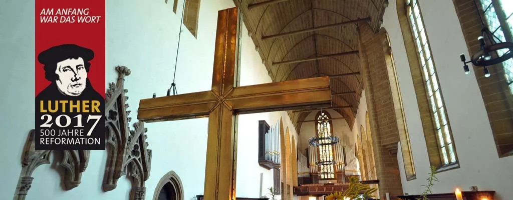 Altarkreuz in der Erfurter Augustinerkirche mit ihren wertvollen Fenstern 