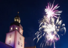 Feuerwerk mit Kirche (epd Bild Gustavo Alabiso)