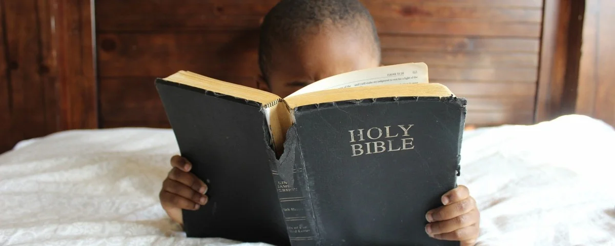 Kind mit Bibel (Pixabay)