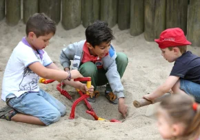 Kinder im Sandkasten (© epd-bild Stefan Arend)