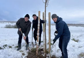 Superintendent Christian Beuchel, Pfarrer Marcus Ebert und Sven Lieback (v.l.) beim Baumpflanzen (Susann Wilke EKM)