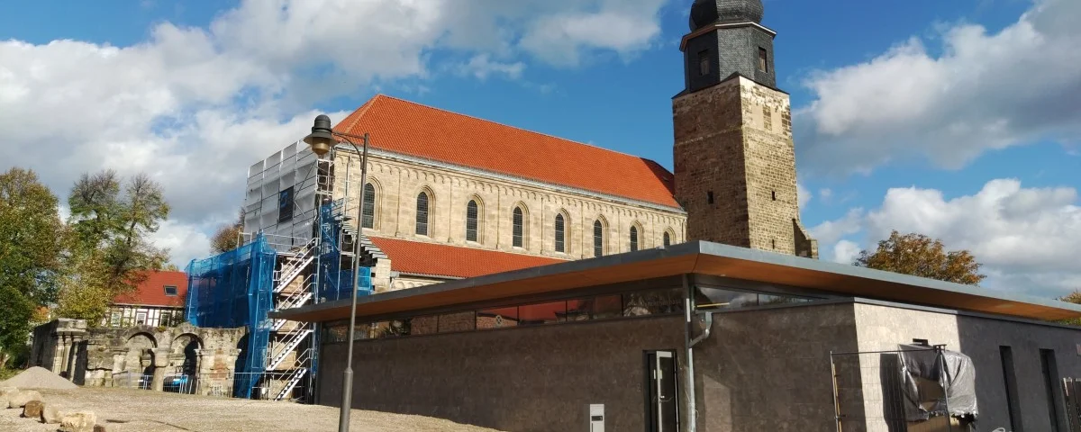Klosterkirche Thalbürgel mit Neubau Melanchthonhaus (© Anne Waschnewski)