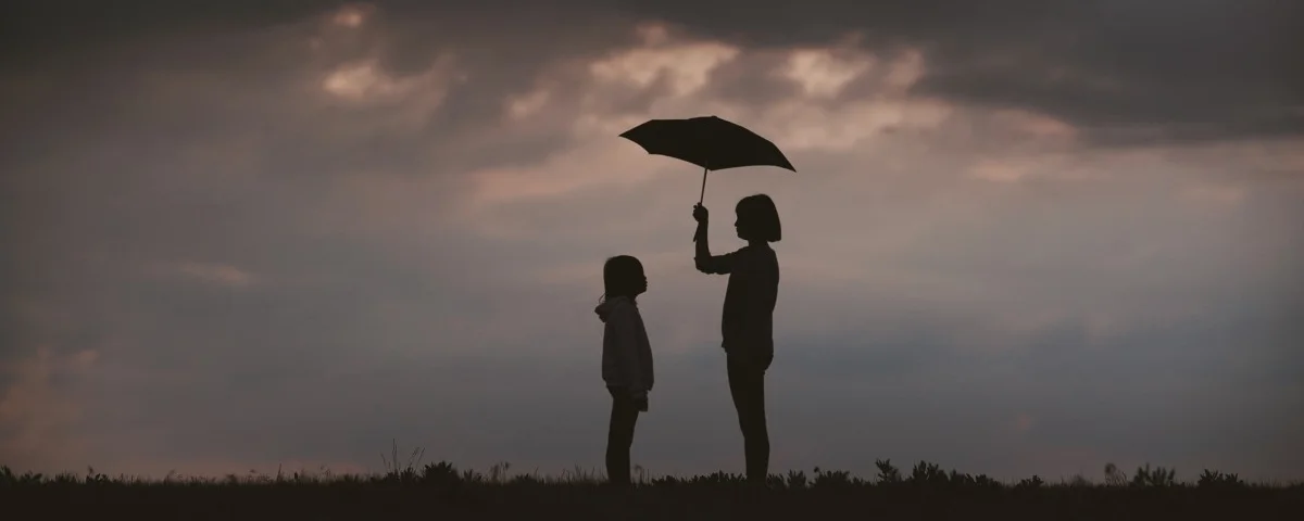 Kinder unterm Regenschirm