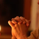 Gebet Kerze  Foto: epd bild/ Herby Sachs
