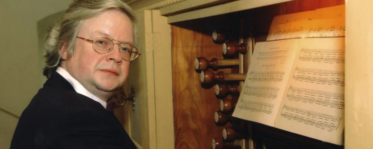Michael von Hintzenstern an der Liszt-Orgel Denstedt (Foto Maik Schuck)
